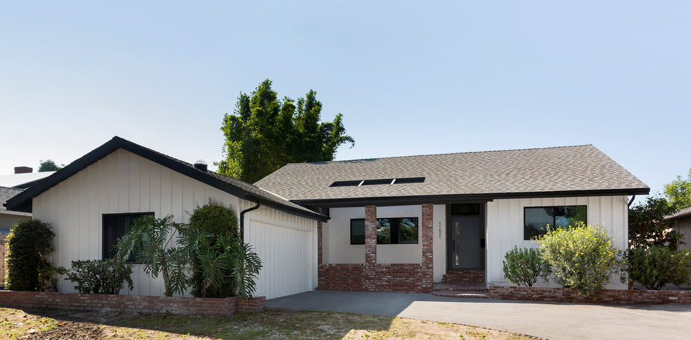 Inspiration for a mid-sized midcentury one-storey multi-coloured house exterior in Los Angeles with wood siding, a gable roof and a shingle roof.