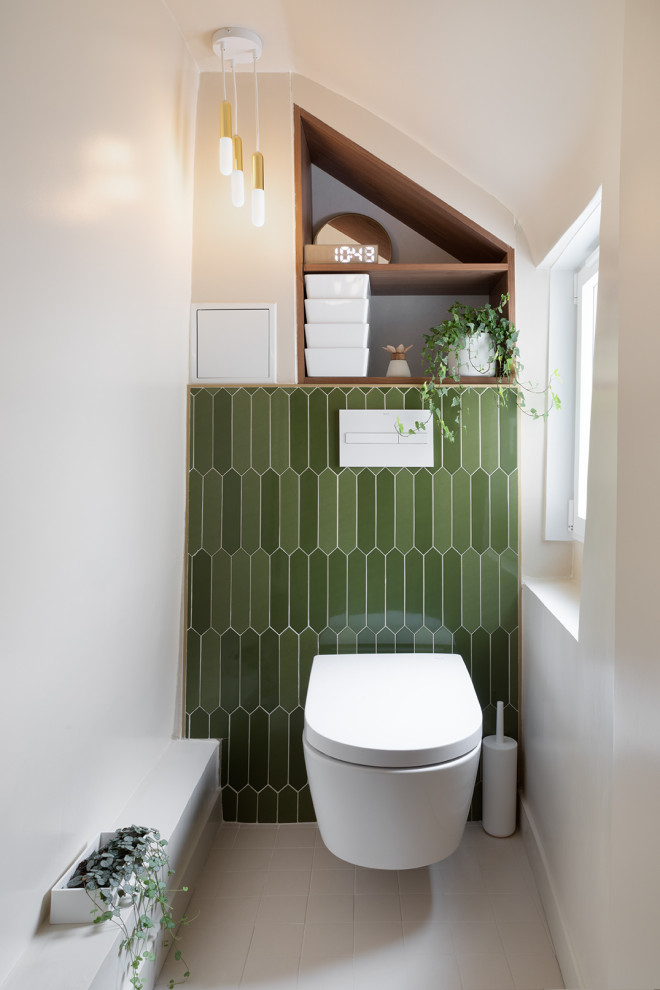 Exemple d'un WC et toilettes tendance avec un carrelage vert.