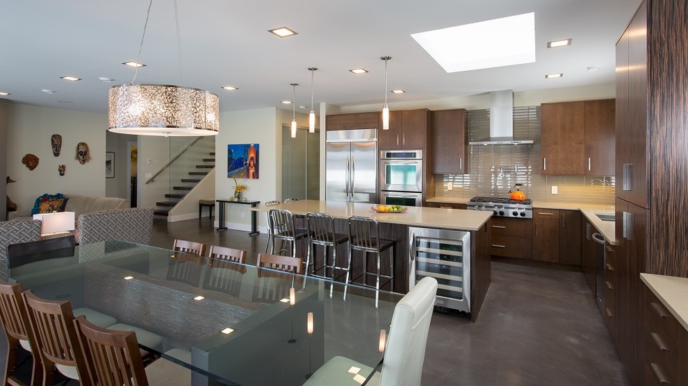 Modern l-shaped open plan kitchen in Vancouver with beige splashback.