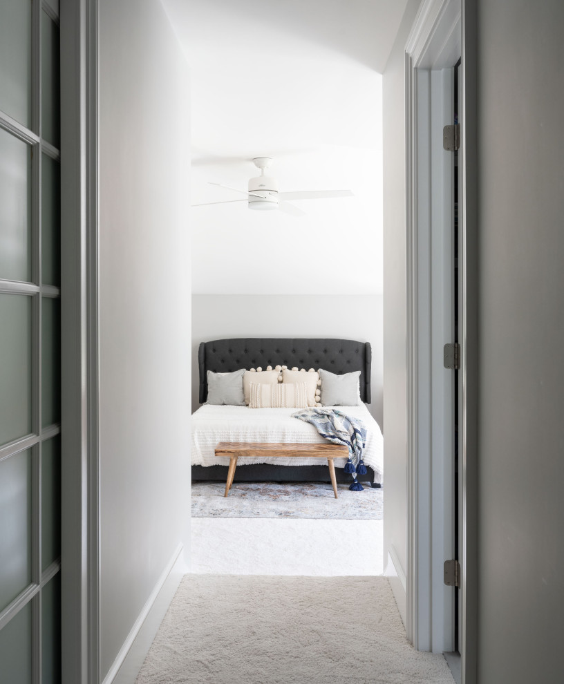 Стильный дизайн: огромная хозяйская спальня в классическом стиле с серыми стенами, ковровым покрытием, белым полом и сводчатым потолком - последний тренд