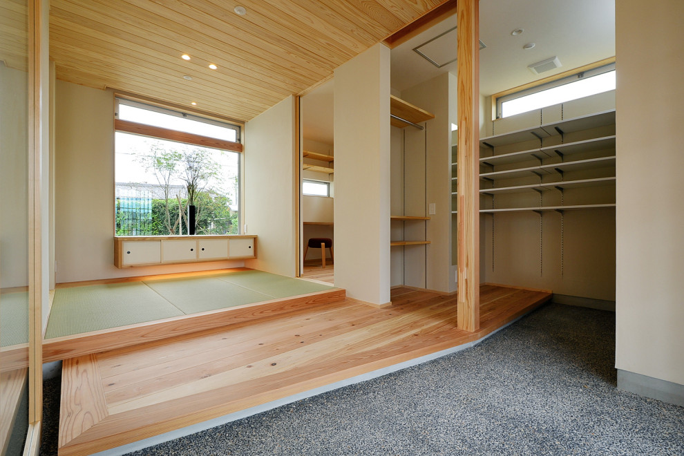 Aménagement d'une grande entrée avec un couloir, un mur blanc, un sol de tatami, une porte coulissante, une porte en bois brun, un sol vert, un plafond en bois et du papier peint.