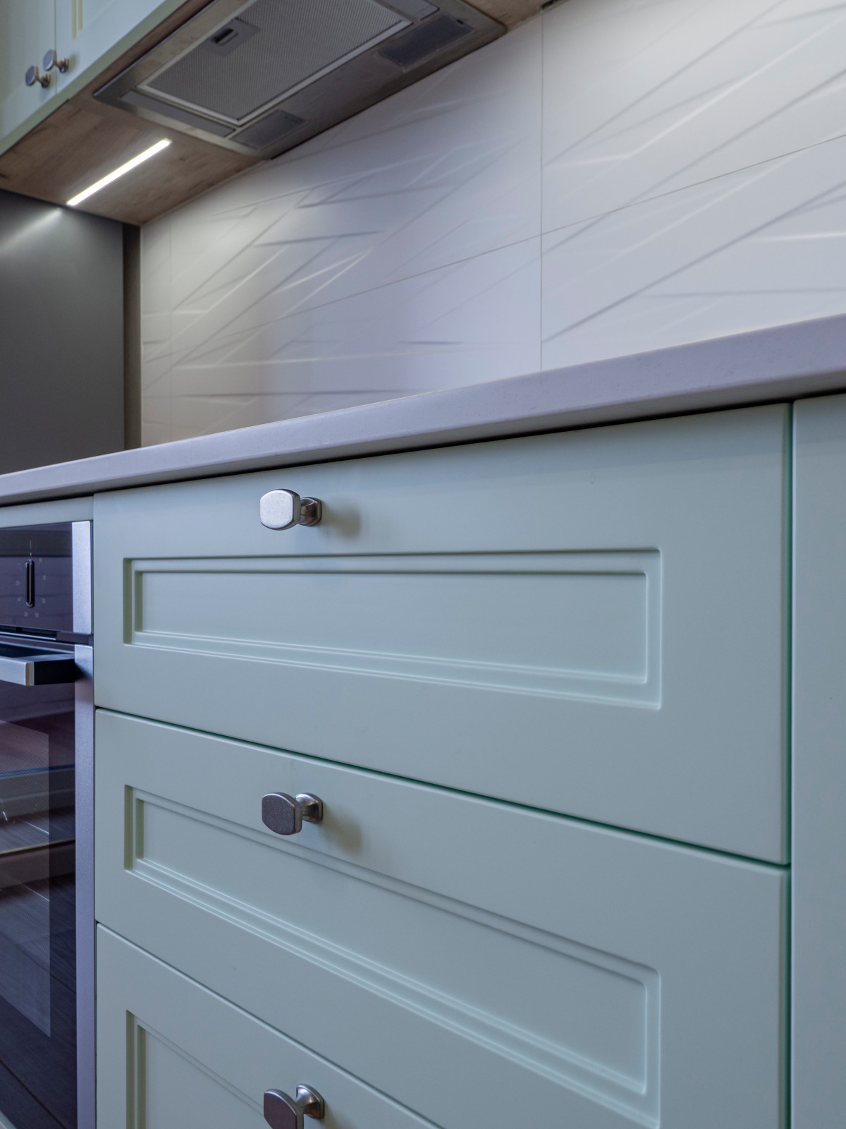 Нежная светло-мятная кухня в стиле неоклассика