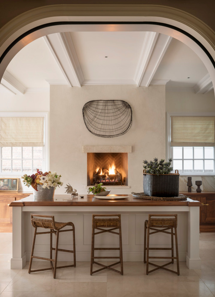 Esempio di un cucina con isola centrale classico con ante in stile shaker, top in legno, paraspruzzi in marmo, pavimento in pietra calcarea e soffitto a cassettoni
