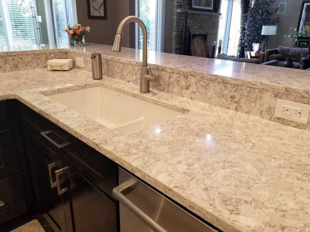 Kitchen - transitional l-shaped kitchen idea in Chicago with shaker cabinets, white cabinets, quartz countertops and an island