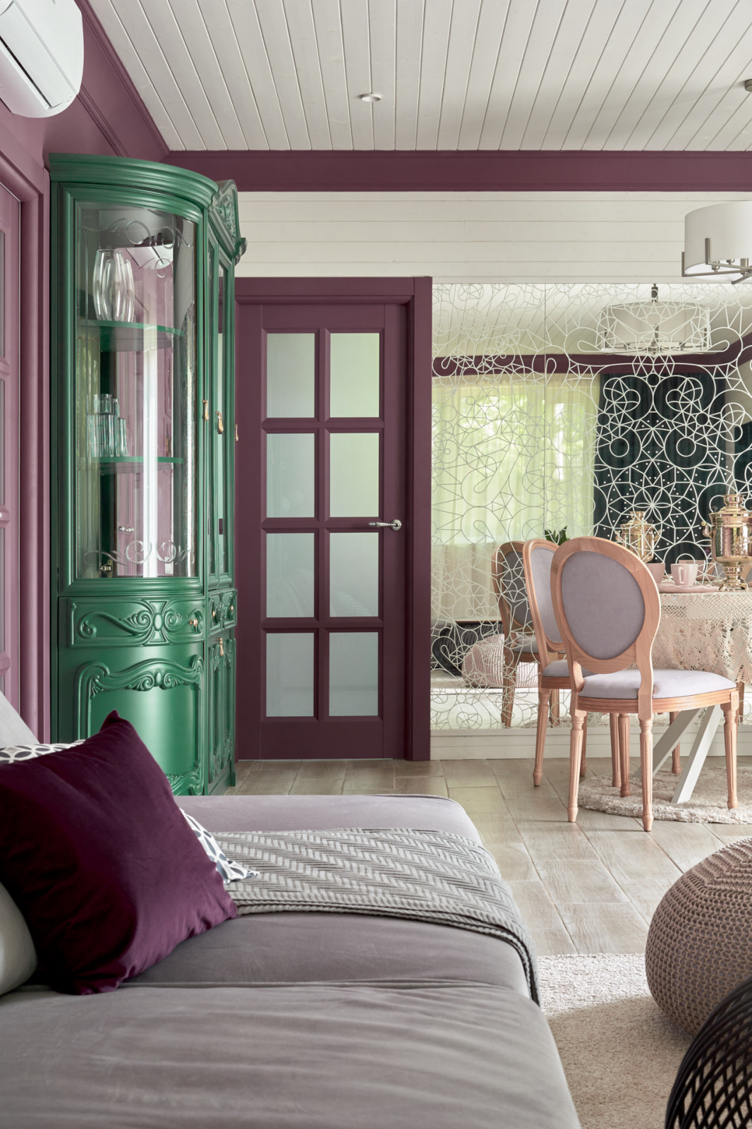 Фиолетовая гостиная-столовая
