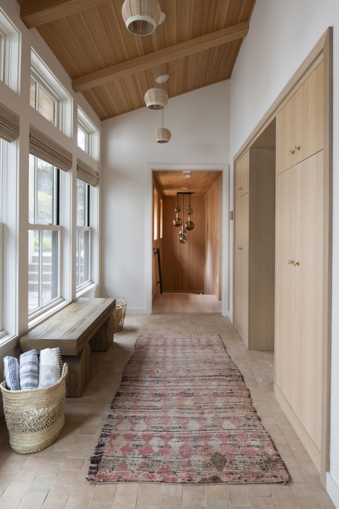 Idee per un corridoio stile marino con pareti bianche e soffitto in legno