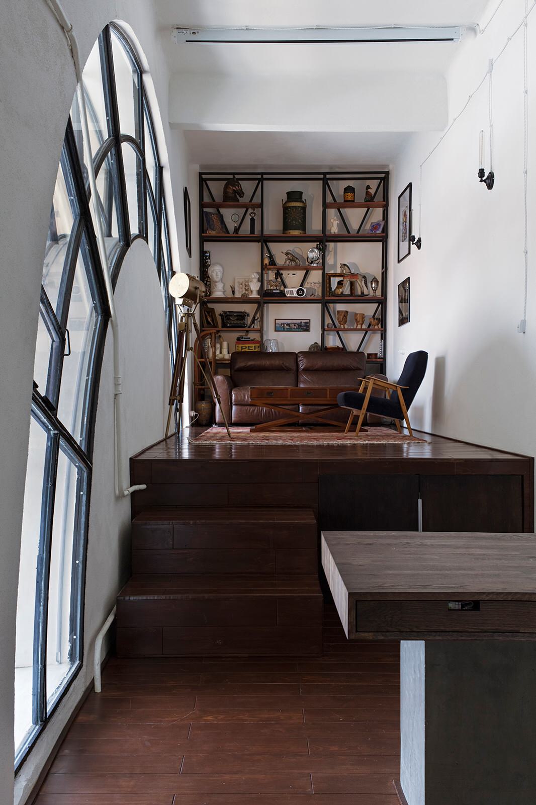 Жилое пространство в доме с аркой