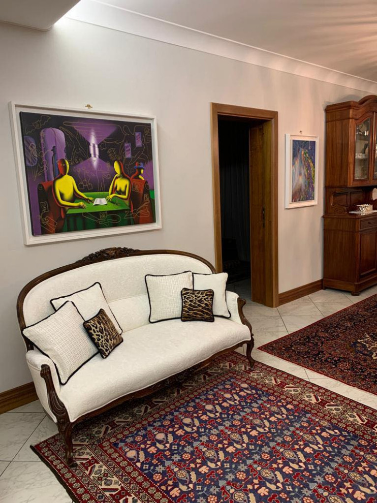 На фото: большая гостиная-столовая в современном стиле с серыми стенами, полом из керамогранита, серым полом и обоями на стенах с