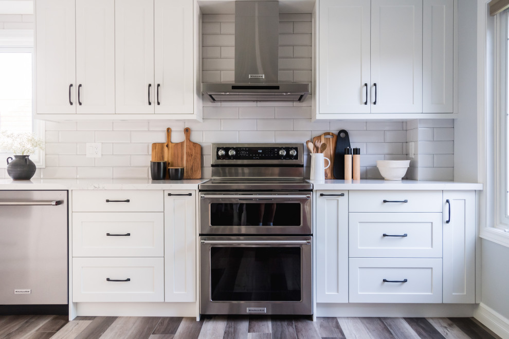 Transitional kitchen photo in Toronto