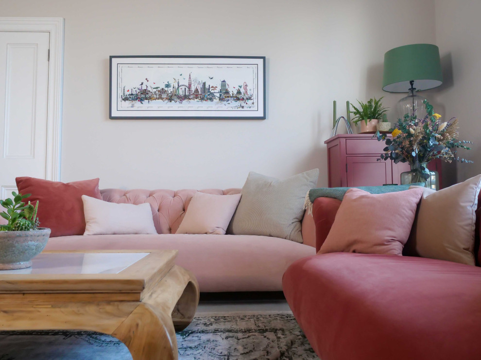 Inspiration pour un salon gris et rose traditionnel de taille moyenne et fermé avec un mur rose, moquette, une cheminée standard, un téléviseur fixé au mur, un sol gris et éclairage.