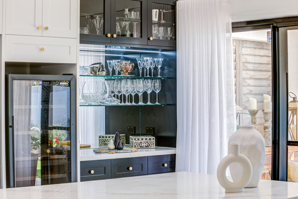 This is an example of a contemporary home bar in Brisbane.