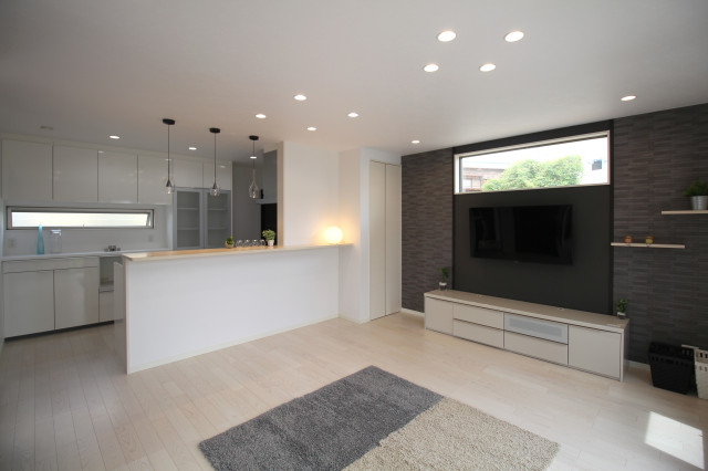 モノトーンでまとめた大人リビングの住まい moderne-salon