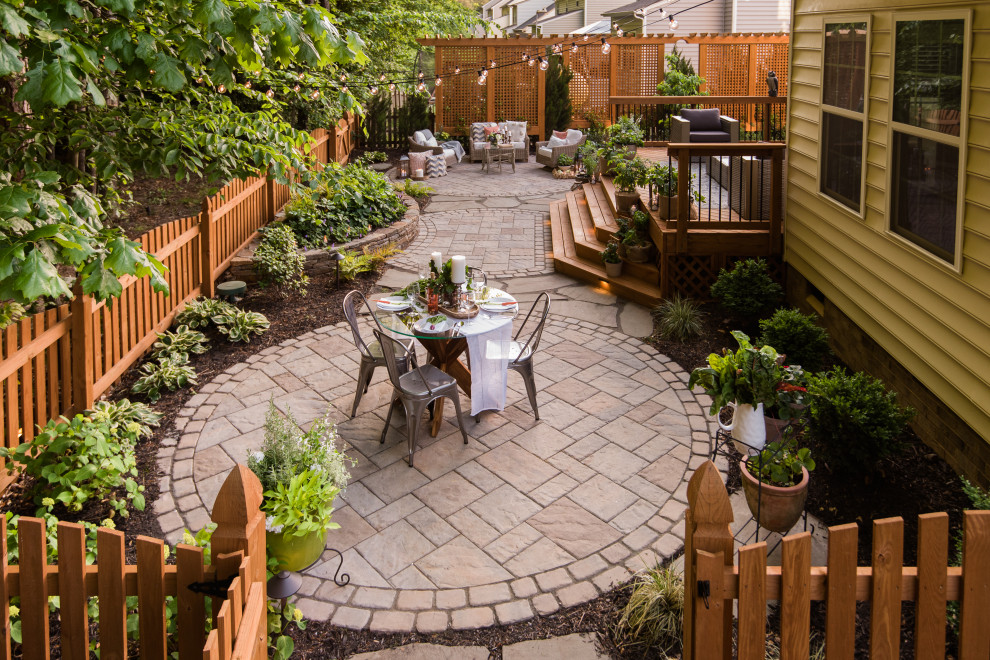Пример оригинального дизайна: маленький двор на заднем дворе в стиле рустика с мощением тротуарной плиткой для на участке и в саду