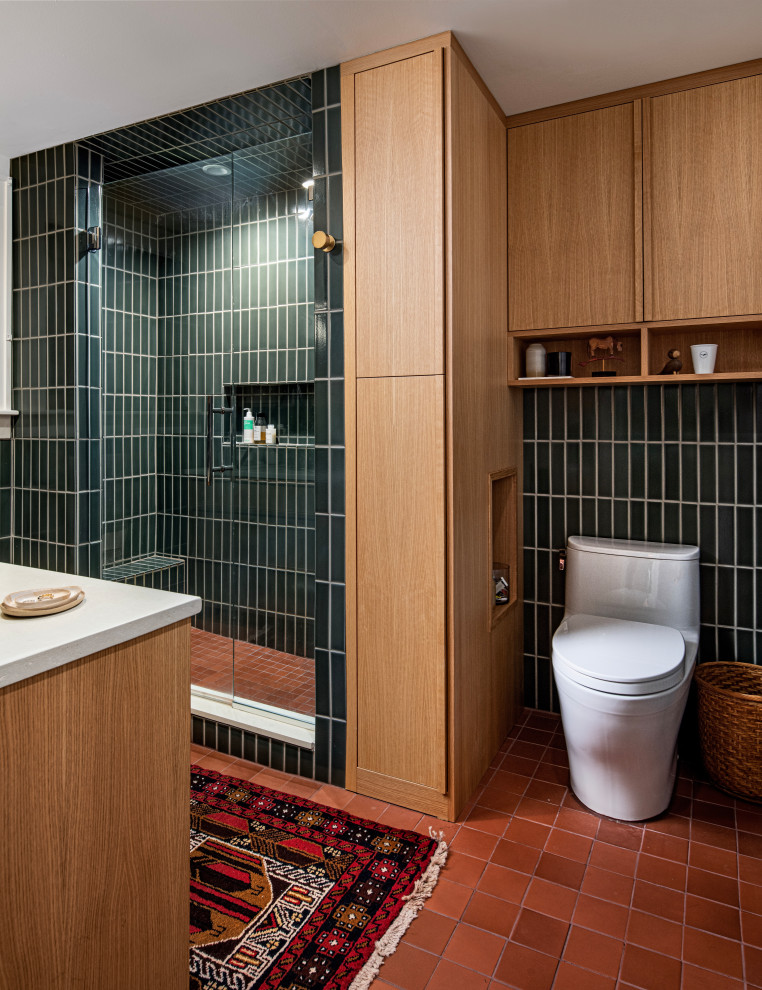 Mittelgroßes Modernes Badezimmer mit Doppeldusche, grünen Fliesen, Keramikfliesen, grüner Wandfarbe, Keramikboden, rotem Boden und offener Dusche in San Francisco