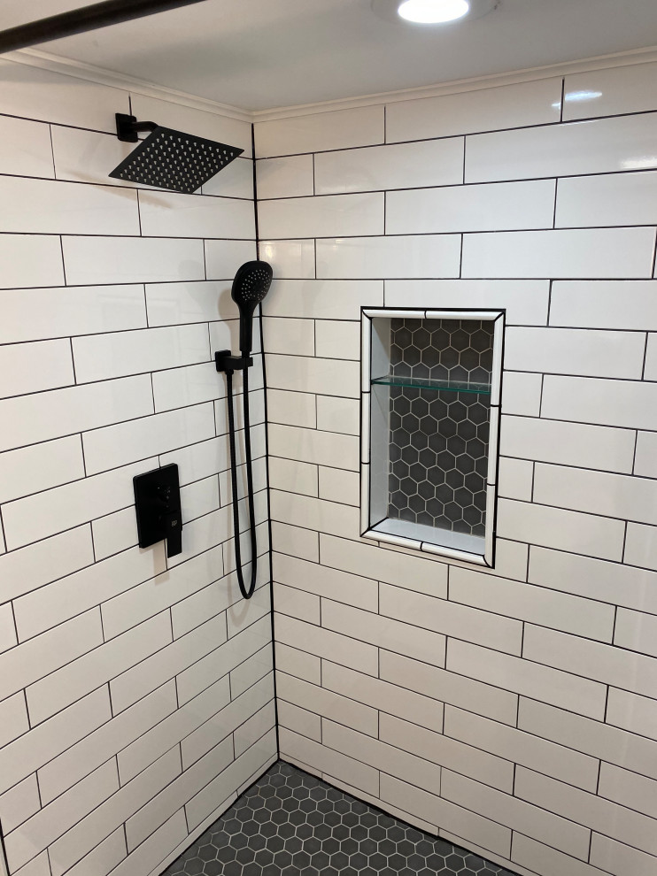 ニューヨークにある高級な小さなカントリー風のおしゃれなバスルーム (浴槽なし) (オープン型シャワー、一体型トイレ	、モノトーンのタイル、磁器タイル、ベージュの壁、磁器タイルの床、珪岩の洗面台、マルチカラーの床、シャワーカーテン、白い洗面カウンター、シャワーベンチ、洗面台1つ、独立型洗面台) の写真