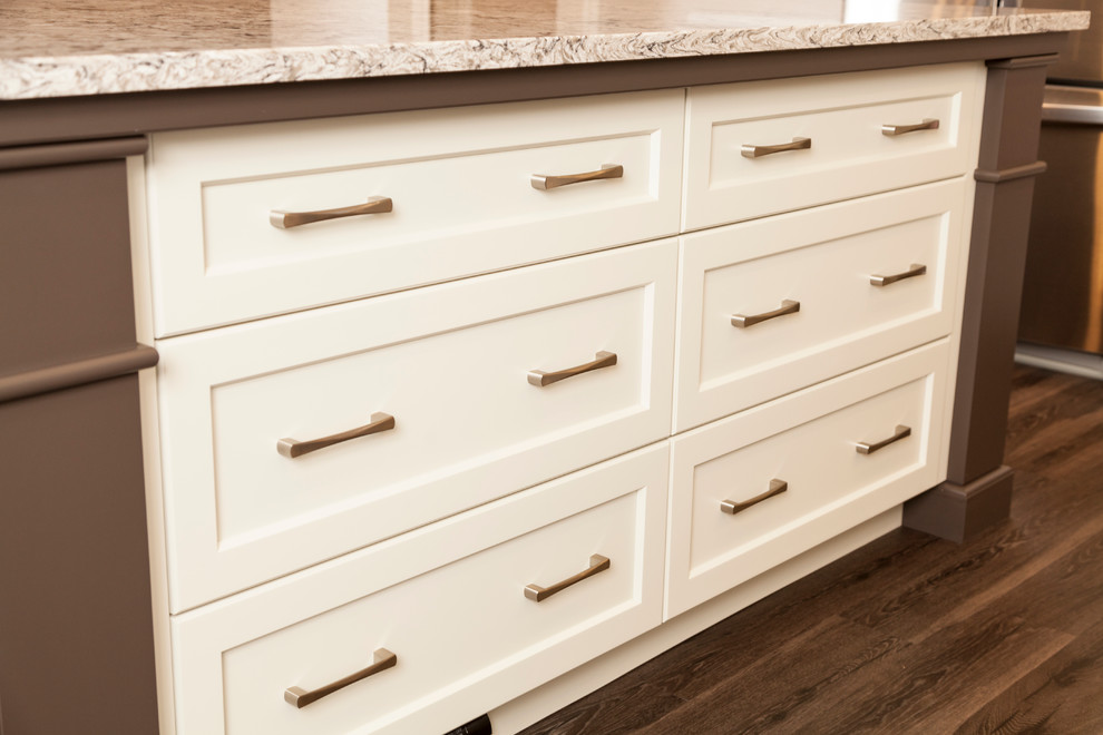 Transitional home design photo in Toronto