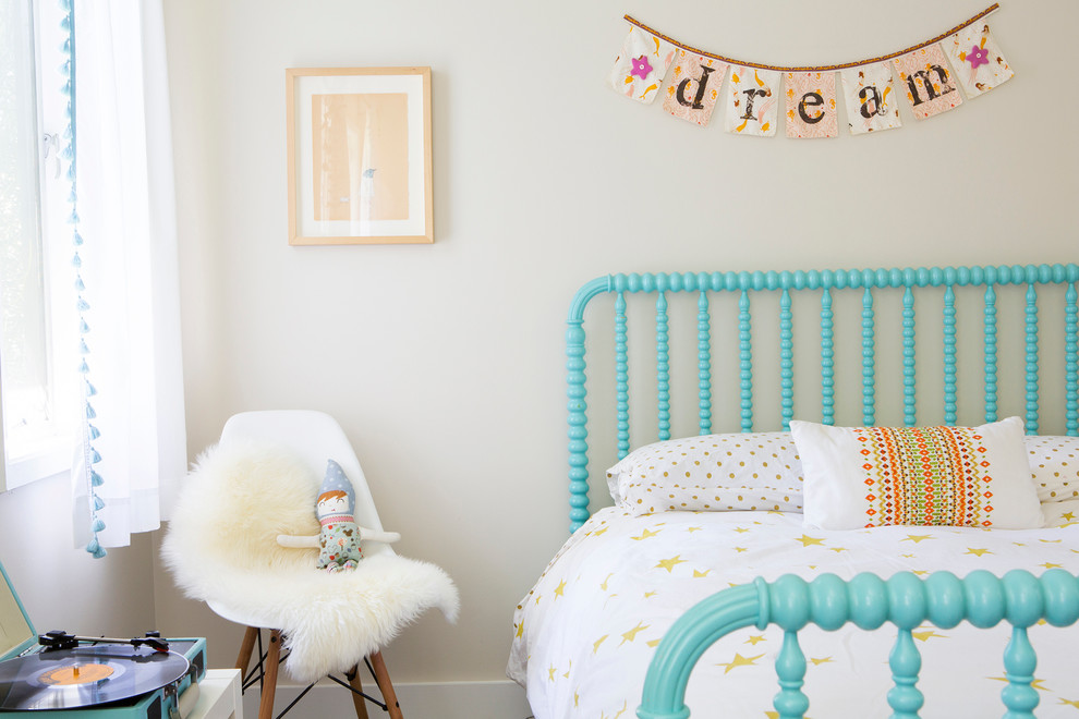 Design ideas for a scandinavian kids' bedroom for girls in Los Angeles with grey walls.