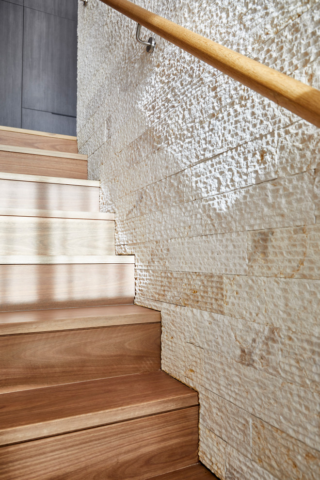 Modelo de escalera recta contemporánea de tamaño medio con escalones de madera, contrahuellas de madera y barandilla de madera