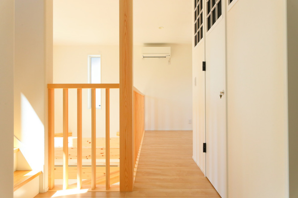 Источник вдохновения для домашнего уюта: коридор в стиле модернизм с полом из фанеры
