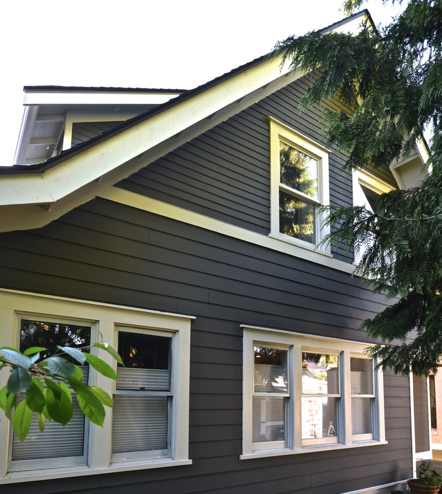 Foto de fachada de casa de estilo americano de tamaño medio de dos plantas con tejado a dos aguas