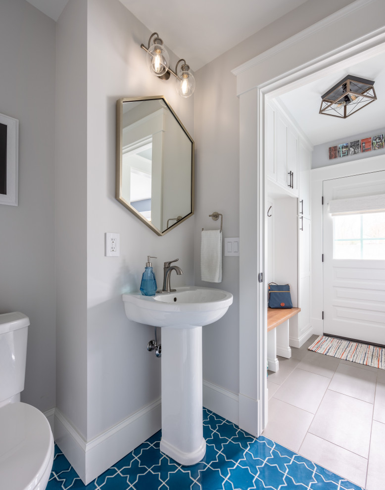 Idée de décoration pour une petite salle de bain tradition avec des portes de placard blanches, un carrelage blanc, un mur gris, un sol bleu, un plan de toilette blanc et meuble simple vasque.