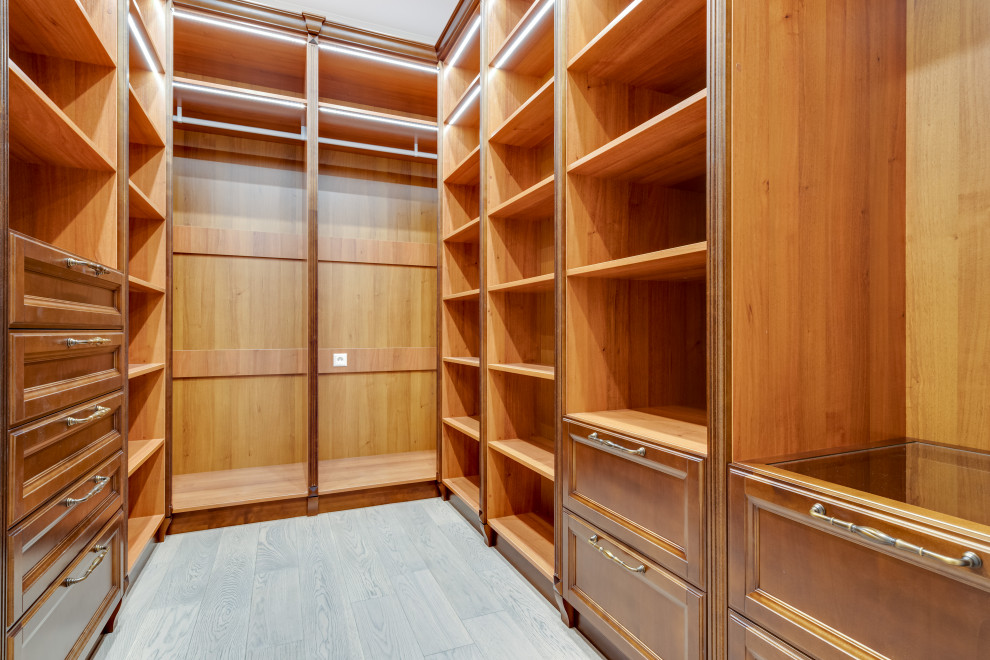 Дом в КП Ильичевка. Гардеробная.