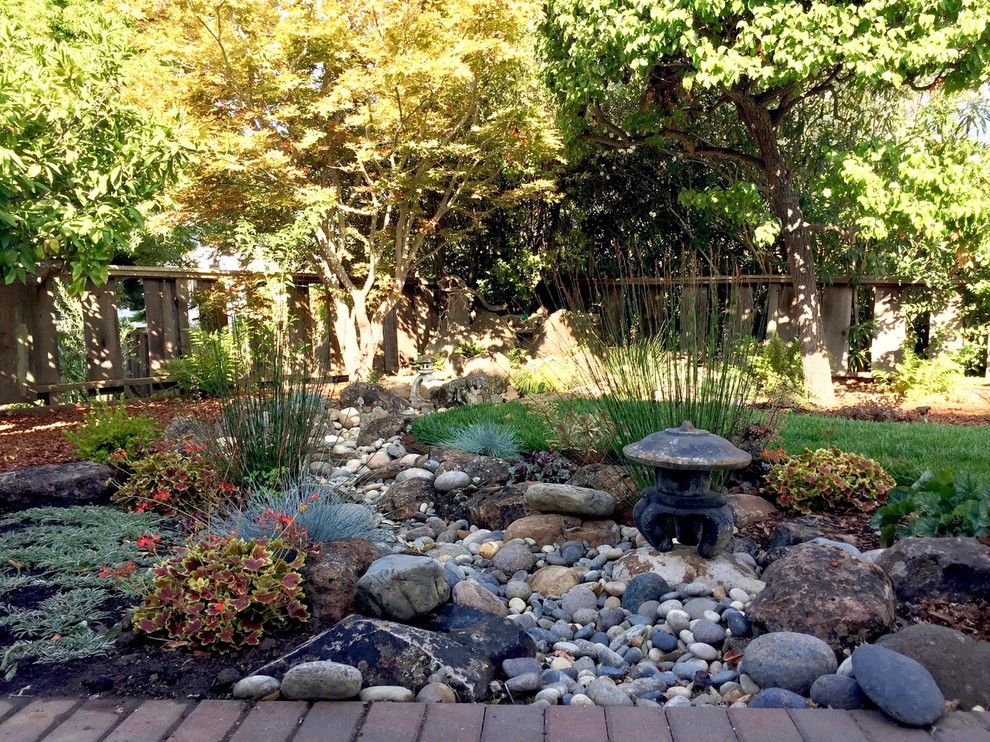 Photo of a large asian backyard garden in San Francisco.