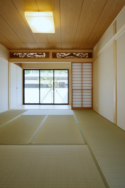 北設の家（愛知県北設楽郡）仏間 japanisch-modern-schlafzimmer