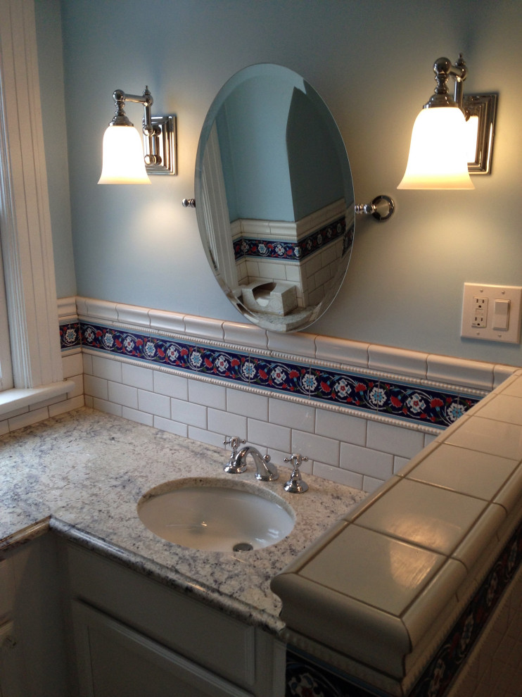 Inspiration för ett funkis flerfärgad flerfärgat badrum, med flerfärgad kakel, keramikplattor, blå väggar, ett undermonterad handfat och granitbänkskiva