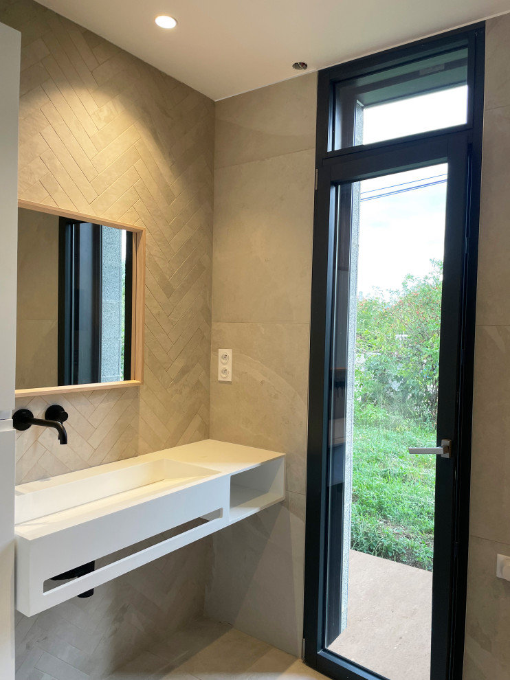 Photo of a small contemporary family bathroom in Grenoble with beaded cabinets, white cabinets, a walk-in shower, beige tiles, ceramic tiles, beige walls, ceramic flooring, a wall-mounted sink, solid surface worktops, beige floors, an open shower, white worktops, a wall niche, a single sink and a floating vanity unit.
