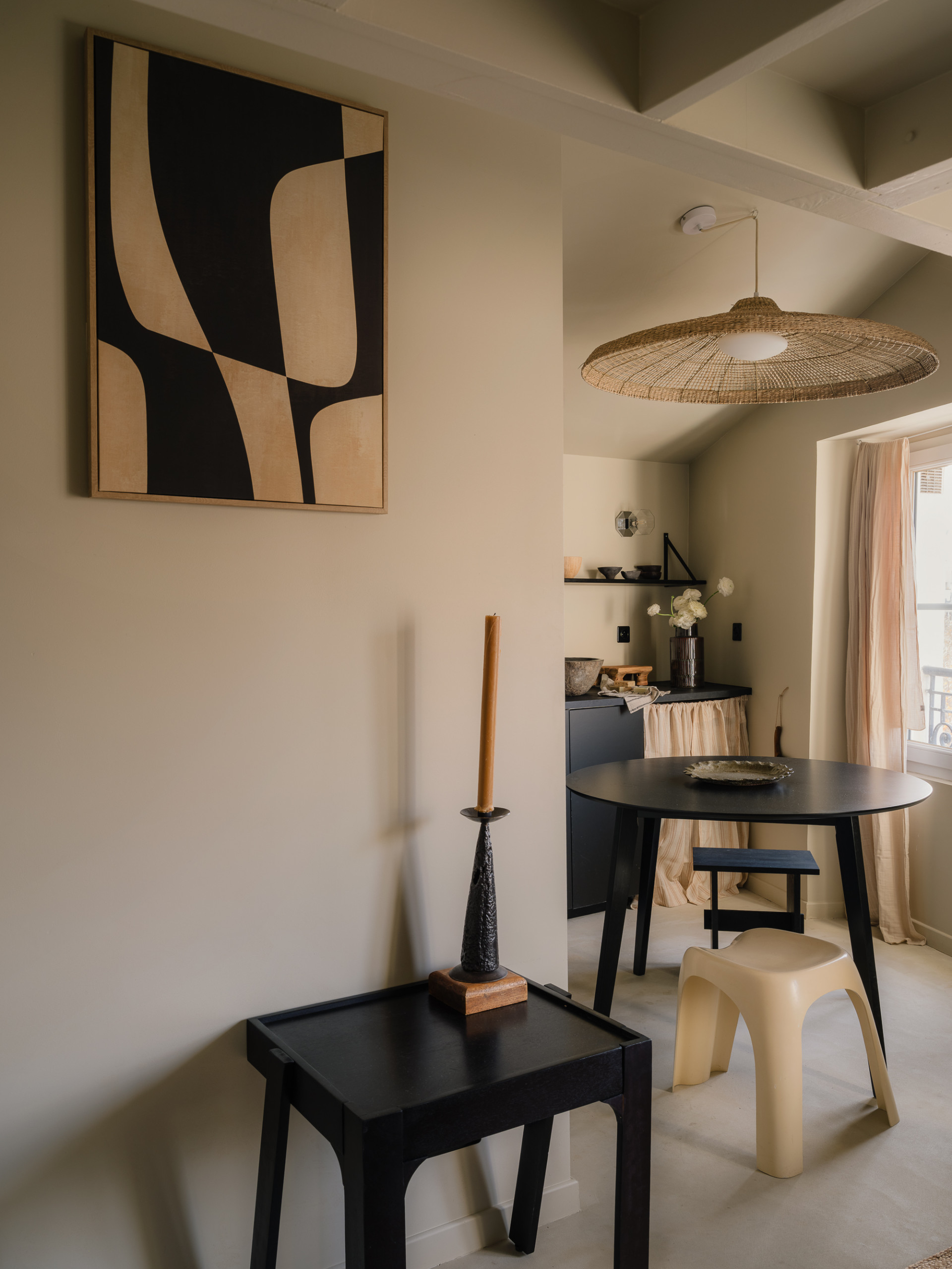 Mid-century modern dining room photo in Paris
