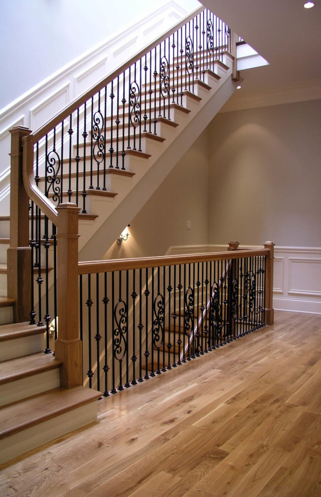 Klassische Treppe in L-Form mit Holz-Setzstufen in Chicago