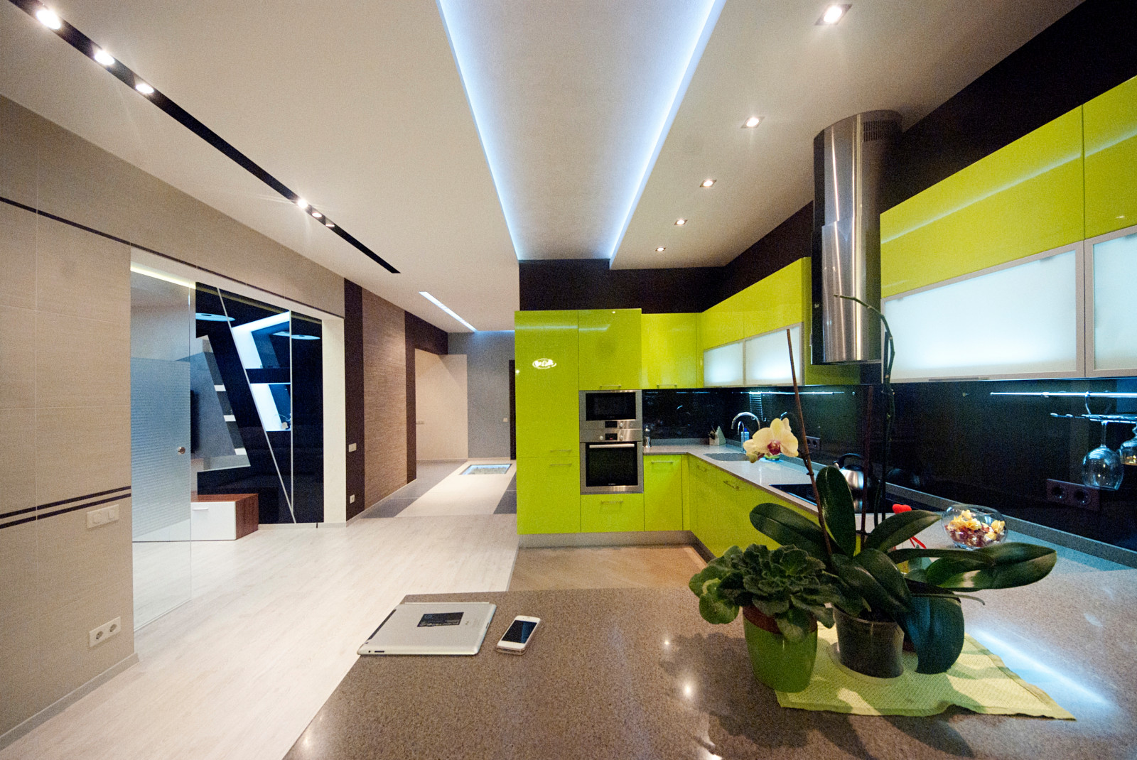 Яркий хай тек