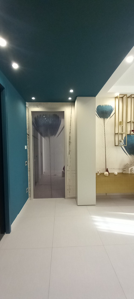 Foto de sala de estar abierta minimalista grande con paredes multicolor y suelo blanco