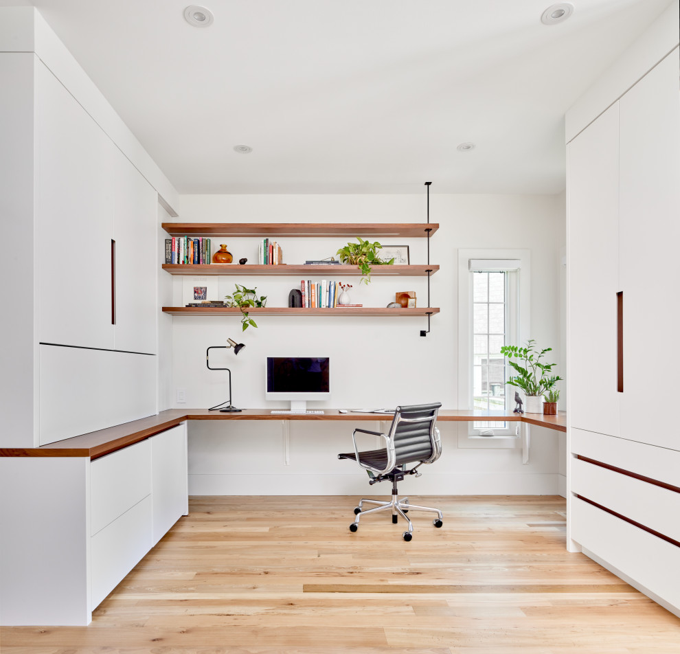 Пример оригинального дизайна: кабинет среднего размера в стиле ретро с белыми стенами, светлым паркетным полом и встроенным рабочим столом