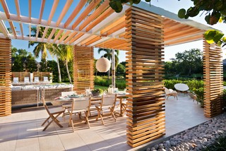 4 Gardens With Spectacular Pergolas and Shade Structures (13 photos)