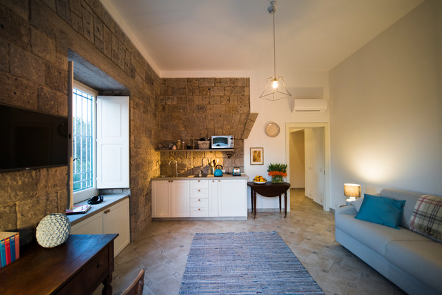 Villa Tozzoli House - salotto con divano country-family-room