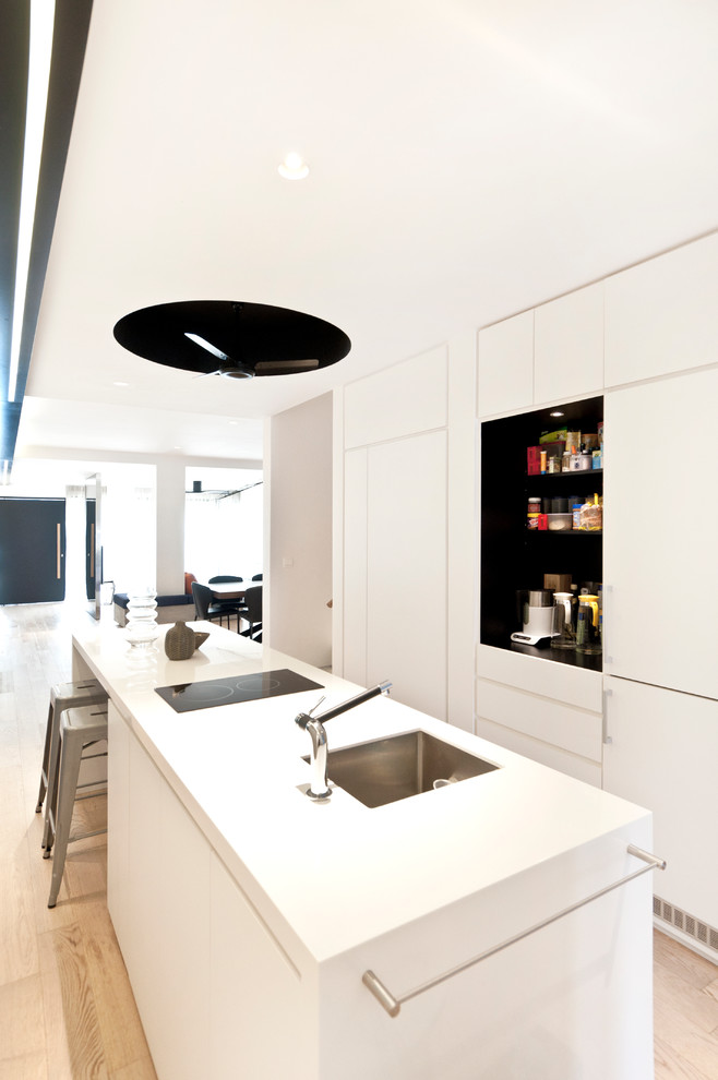 This is an example of a contemporary kitchen in Singapore.