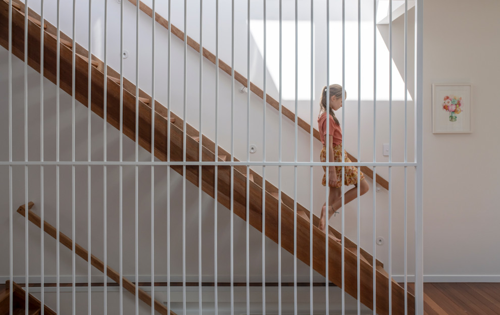 Свежая идея для дизайна: большая прямая деревянная лестница в стиле модернизм с деревянными ступенями и перилами из смешанных материалов - отличное фото интерьера