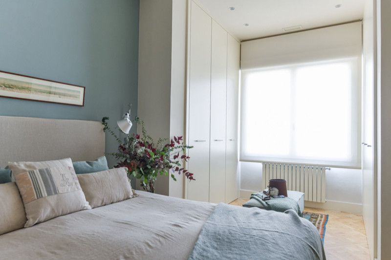 Modelo de dormitorio principal clásico renovado con paredes multicolor y suelo de madera clara