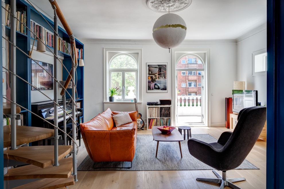Großes, Offenes Mid-Century Wohnzimmer mit weißer Wandfarbe, hellem Holzboden, Kaminofen und freistehendem TV in Kopenhagen