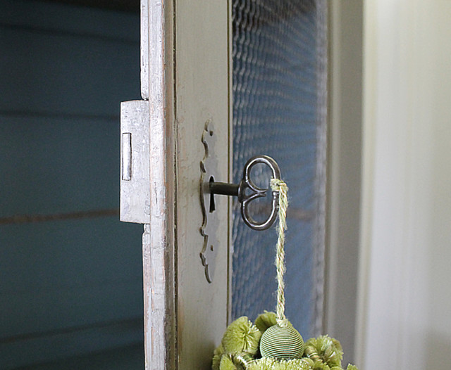 Early 20th Century European Farmhouse Style Cupboard lantlig-matplats