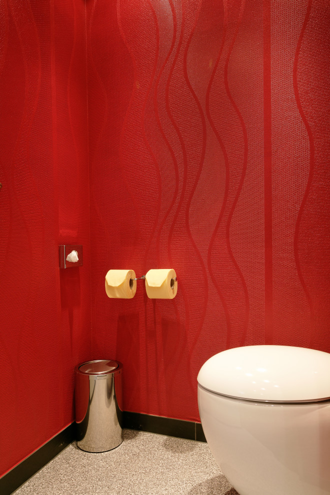 Idéer för att renovera ett mycket stort orientaliskt toalett, med en vägghängd toalettstol, röd kakel, glaskakel, svarta väggar, skiffergolv, ett konsol handfat, bänkskiva i glas och svart golv