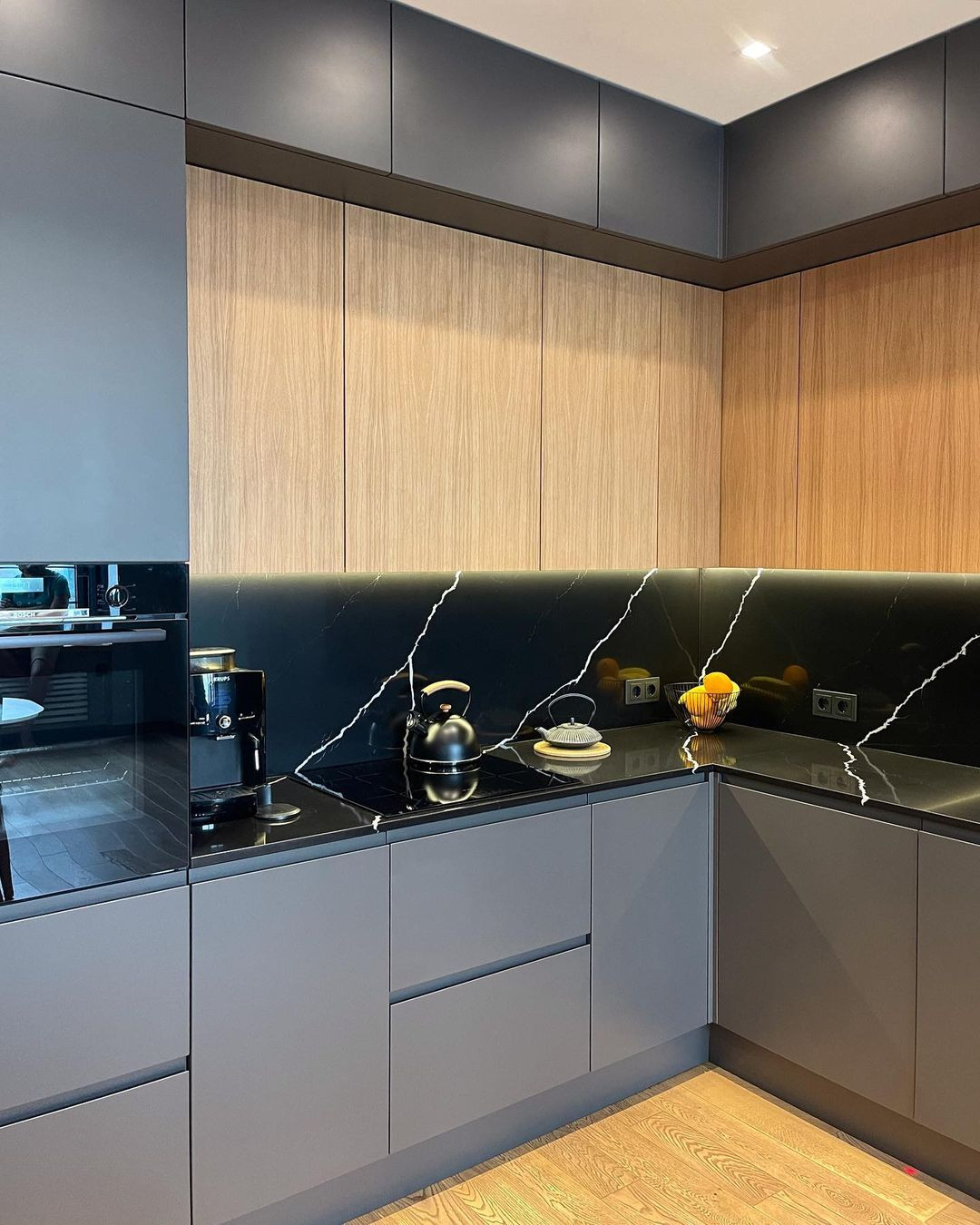 Современная кухня графитового цвета