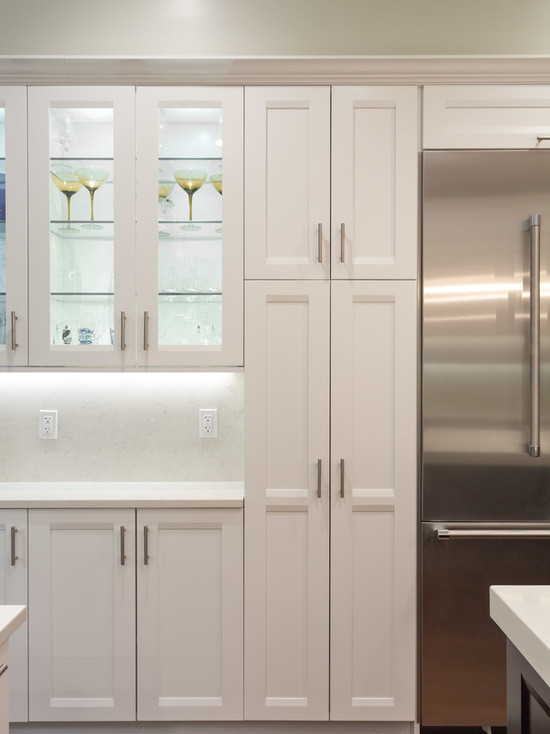 Example of a large transitional l-shaped dark wood floor eat-in kitchen design in Chicago with a farmhouse sink, shaker cabinets, white cabinets, marble countertops, white backsplash, subway tile backsplash, stainless steel appliances and an island