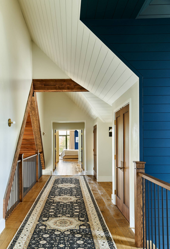 Foto de recibidores y pasillos de estilo de casa de campo grandes con paredes multicolor, suelo de madera en tonos medios, suelo marrón, machihembrado y machihembrado