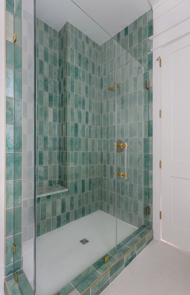 チャールストンにあるラグジュアリーな中くらいなビーチスタイルのおしゃれな浴室 (家具調キャビネット、白いキャビネット、コーナー設置型シャワー、分離型トイレ、緑のタイル、ガラスタイル、白い壁、モザイクタイル、一体型シンク、白い床、開き戸のシャワー、白い洗面カウンター、シャワーベンチ、洗面台1つ、独立型洗面台) の写真