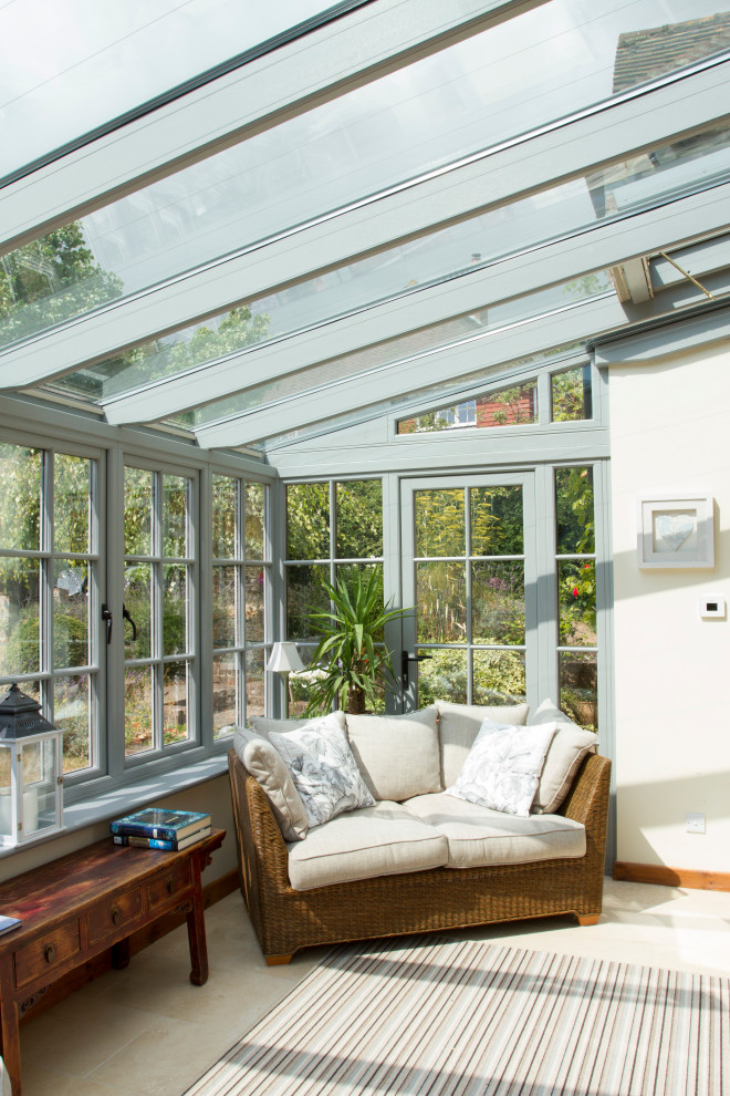Esempio di una veranda tradizionale di medie dimensioni con soffitto in vetro