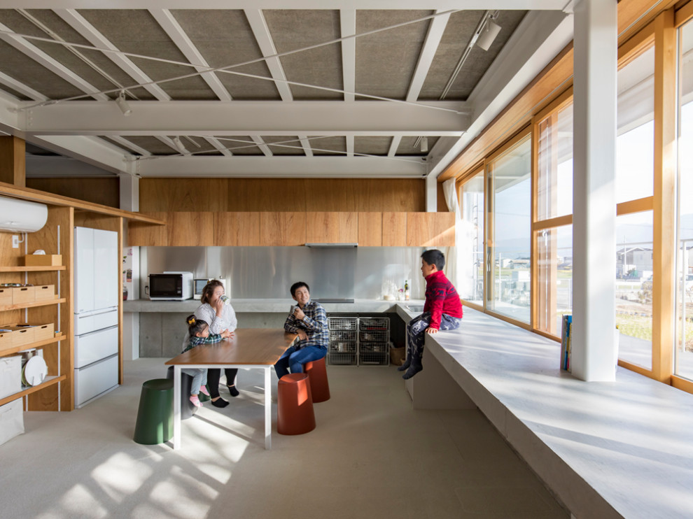 おしゃれなオープンリビング (カーペット敷き、白い床) の写真