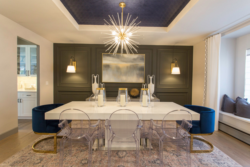 Ispirazione per una sala da pranzo aperta verso la cucina classica di medie dimensioni con pareti bianche, parquet chiaro, pavimento marrone, soffitto in carta da parati e boiserie
